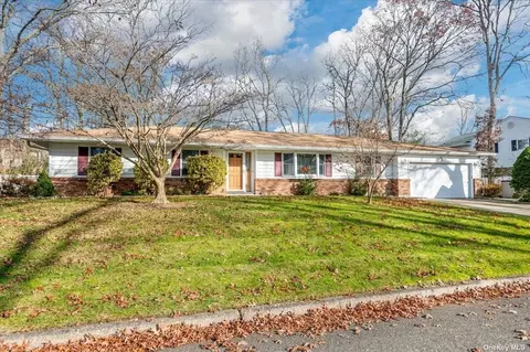 21 Pia Blvd, Smithtown, NY 11787