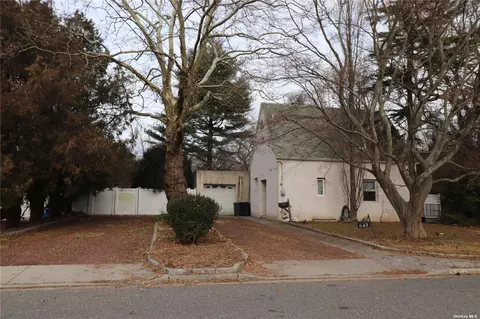 543 Chestnut St, West Hempstead, NY 11552