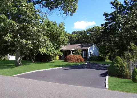 91 Hammond Ln, Centereach, NY 11720