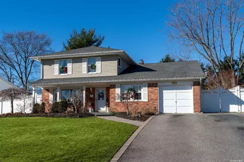 112 Fifty Acre Rd S, Smithtown, NY 11787
