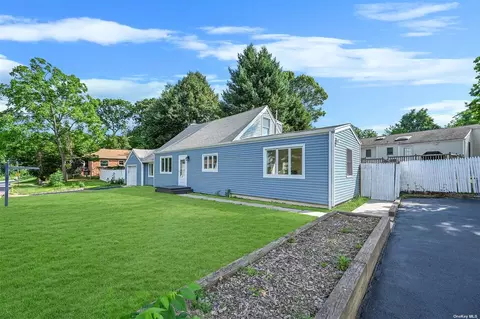 1027 Saint Johnland Rd, Kings Park, NY 11754