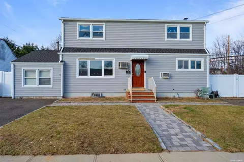 71 E June St, Lindenhurst, NY 11757
