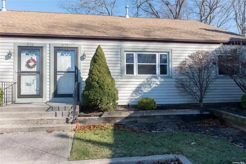 527 Lake Ct #527, Middle Island, NY 11953