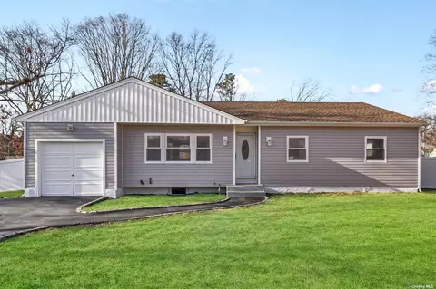 15 Prospect St, Central Islip, NY 11722