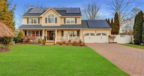 58 Clifford Blvd, Hauppauge, NY 11788