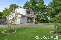 319 Babylon St, Islip Terrace, NY 11752