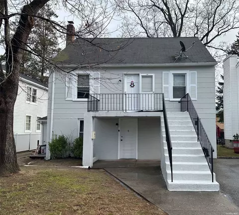 26 Kirkwood Rd, Port Washington, NY 11050
