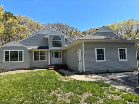 59 Apple Ln, Medford, NY 11763