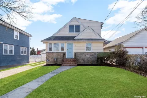 12 E Melrose St, Valley Stream, NY 11580
