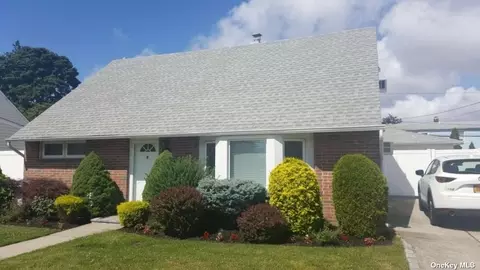 126 Southberry Ln, Levittown, NY 11756