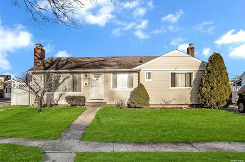 11 Elizabeth Dr, Bethpage, NY 11714