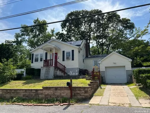 78 Beech St, Lake Grove, NY 11755