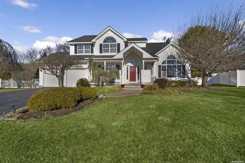 6 Roanoke Ct, Commack, NY 11725