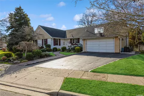 1618 Hereford Rd, Hewlett, NY 11557