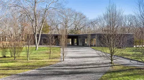54 Copeces Ln, East Hampton, NY 11937