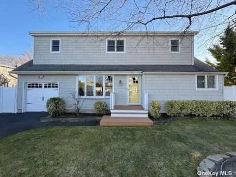 325 1st Ave, Bayport, NY 11705