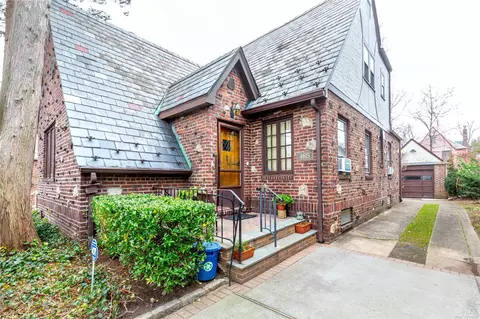 46-15 Jayson Ave, Great Neck, NY 11020