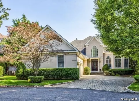 65 Charney Ct, Manhasset, NY 11030