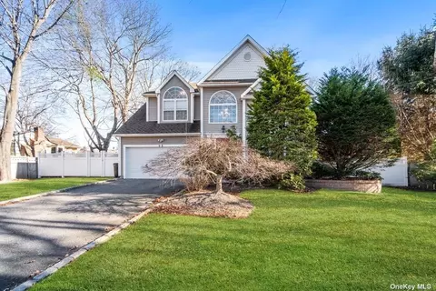 95 Midwood Ave, Nesconset, NY 11767
