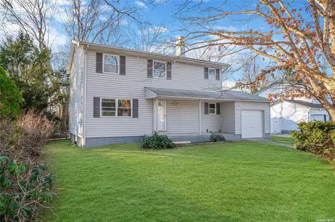 62 Lorraine, Holbrook, NY 11741