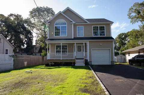 162 E Parkview Dr, Shirley, NY 11967