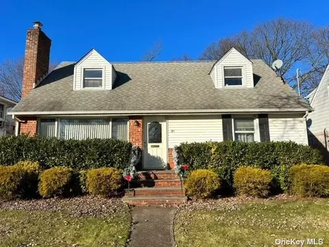 181 Garden St, Roslyn Heights, NY 11577