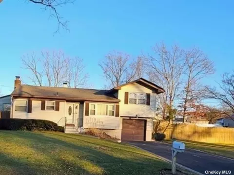 9 Cammann Rd, Coram, NY 11727