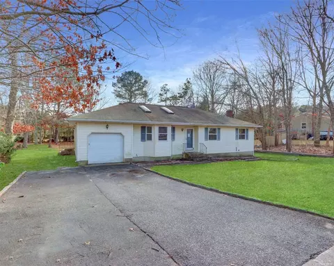 20 Georgann Rd, Manorville, NY 11949