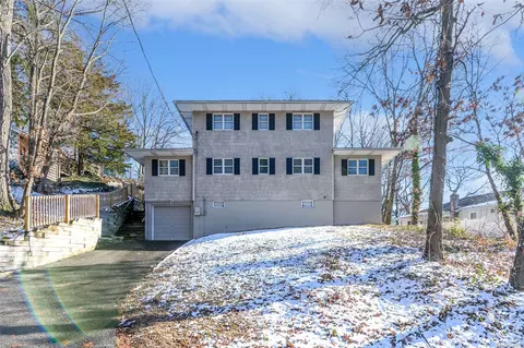 15 Magnolia Dr, Rocky Point, NY 11778