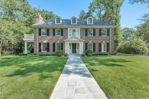 107 Colonial Pkwy, Manhasset, NY 11030