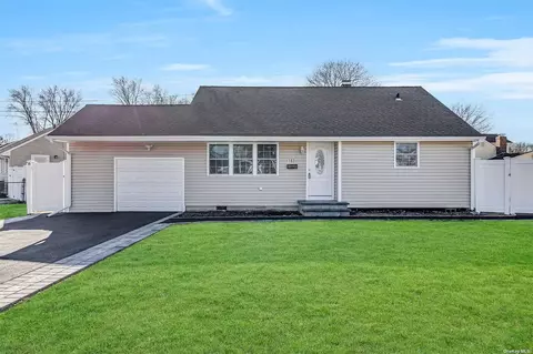 192 Westwood Dr, Brentwood, NY 11717