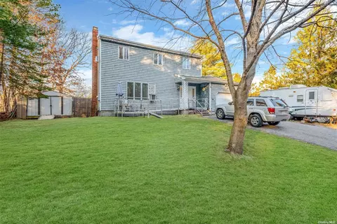 371 S River Rd, Calverton, NY 11933
