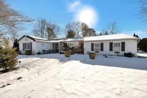 6 Hilltop Ln, Ridge, NY 11961
