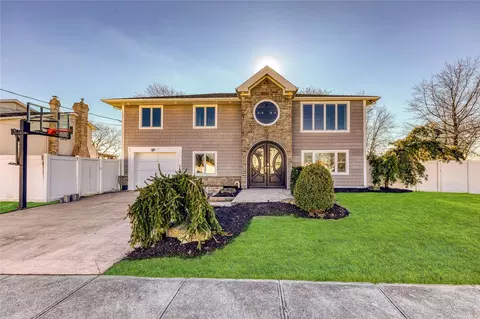 2550 Kevin Rd, Seaford, NY 11783