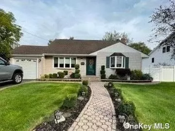 149 Elkton Ln, North Babylon, NY 11703