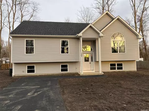 49 West Ln, Medford, NY 11763