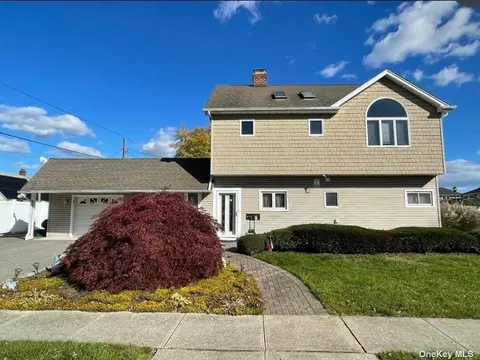 7 Wisp Ln, Wantagh, NY 11793