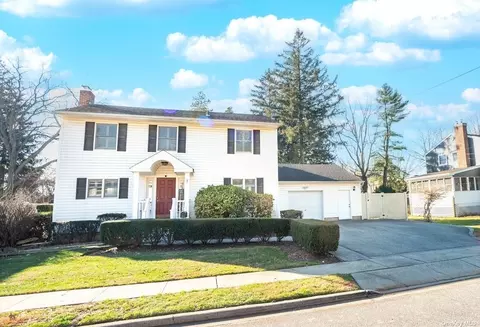 7 Hawthorne St, Farmingdale, NY 11735