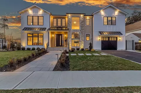 60 Palm Ln, Westbury, NY 11590
