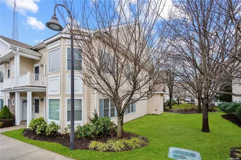 123 Autumn Dr #123, Plainview, NY 11803
