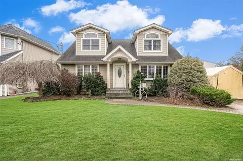 1 N Zoranne Dr, Farmingdale, NY 11735