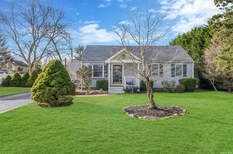 30 Quintuck Ln, East Islip, NY 11730