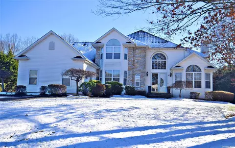 17 Stadium Blvd, Setauket, NY 11733