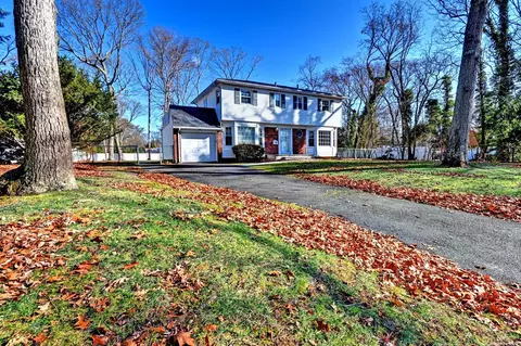5 Teal Ln, Smithtown, NY 11787