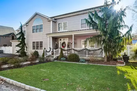 105 15th St, Wading River, NY 11792