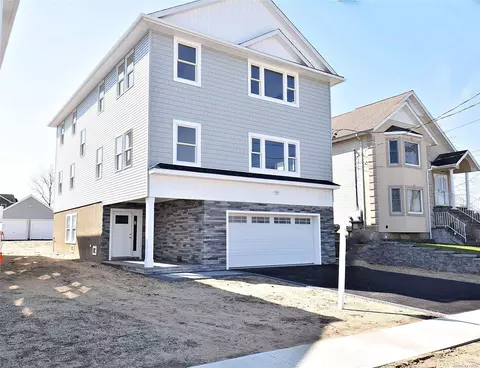 7 Dart St, East Rockaway, NY 11518