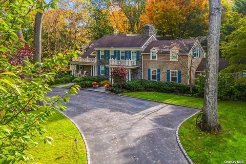 8 Barkers Point Rd, Sands Point, NY 11050