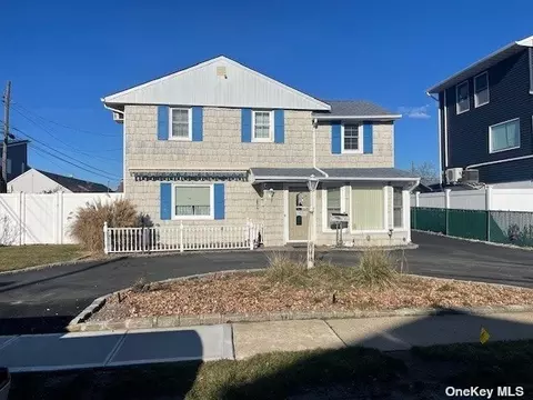 28 Radcliffe Rd, Island Park, NY 11558