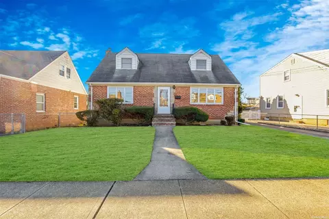 1023 N 3rd St, New Hyde Park, NY 11040