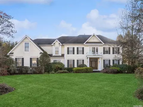 24 Legends Cir, Melville, NY 11747